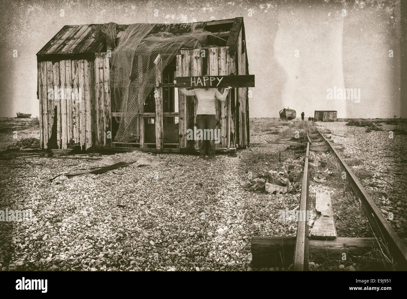 Surreale Vintage Foto Frau glücklich Schild auf einer stillgelegten Eisenbahnstrecke Stockfoto