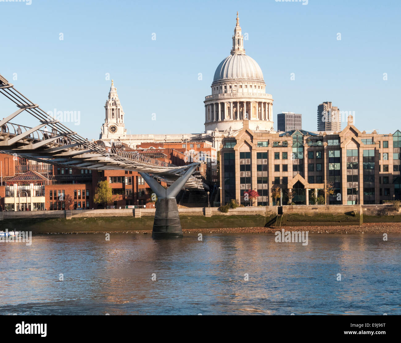 Blick auf den Sitz der Old Mutual in London, Millennium Bridge House, 2 Lambeth Hill, London EC 4 auf der North Bank über die Themse Stockfoto