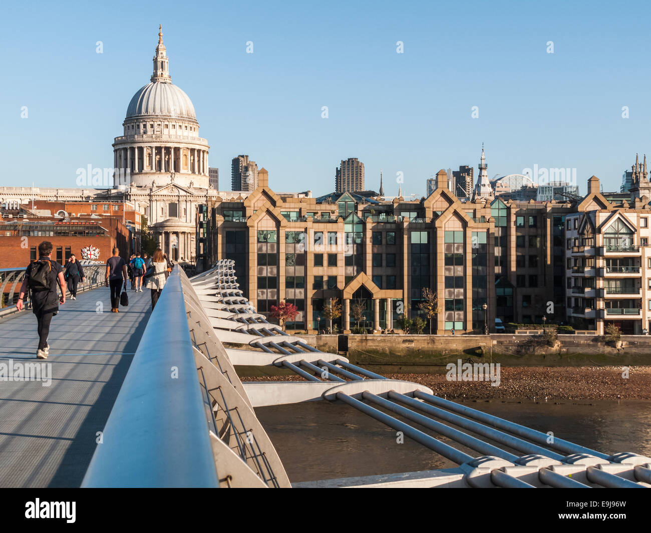 Blick auf die North Bank Hauptsitz der Old Mutual in London, Millennium Bridge House, 2 Lambeth Hill, London EC4V 4GG mit St Paul's Kathedrale hinter Stockfoto