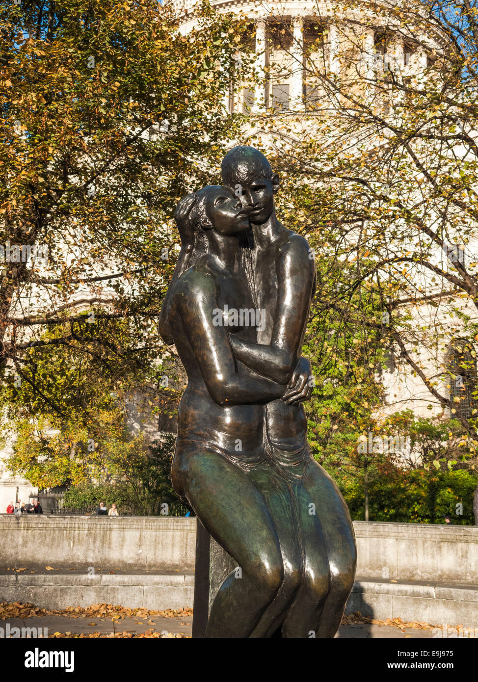 Statue "Die jungen Liebenden' von Georg Ehrlich, außerhalb von St Paul's Cathedral, London an einem sonnigen Tag im Herbst Stockfoto