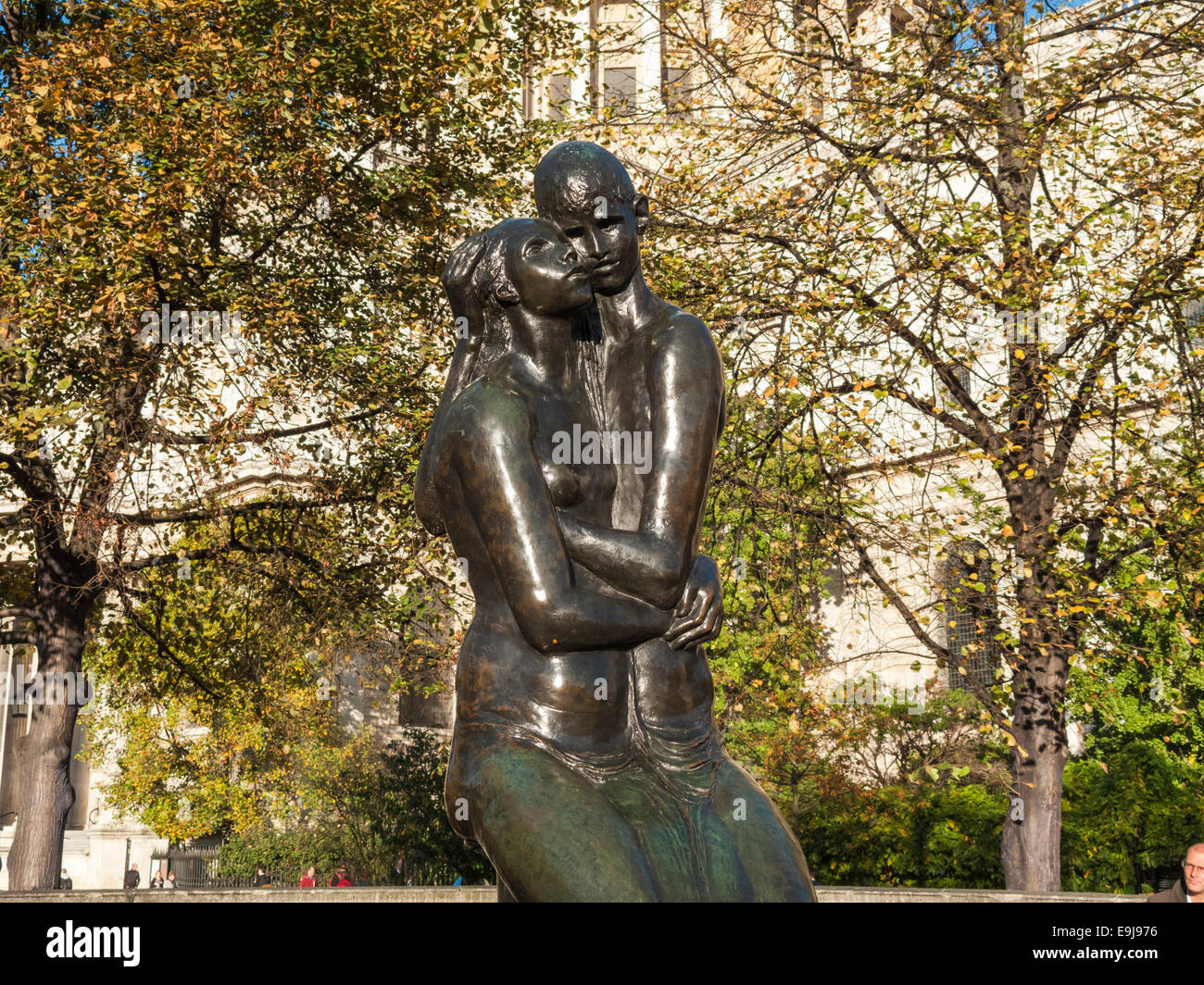 Statue "Die jungen Liebenden' von Georg Ehrlich, außerhalb von St Paul's Cathedral, London an einem sonnigen Tag im Herbst Stockfoto