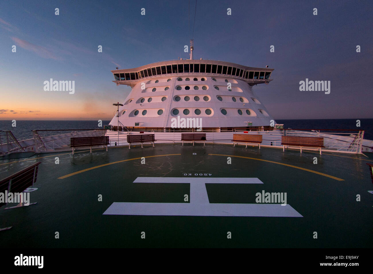 Die Vorderseite (Bogen) des Royal Caribbean Schiff der Abenteurer der Meere. Stockfoto