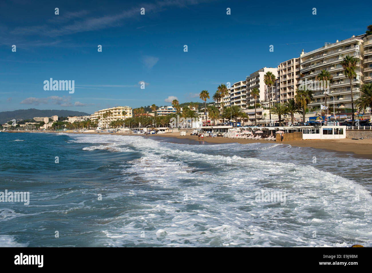 Der Hauptstrand in Cannes, Südfrankreich, von der La Croisette-Straße. Stockfoto