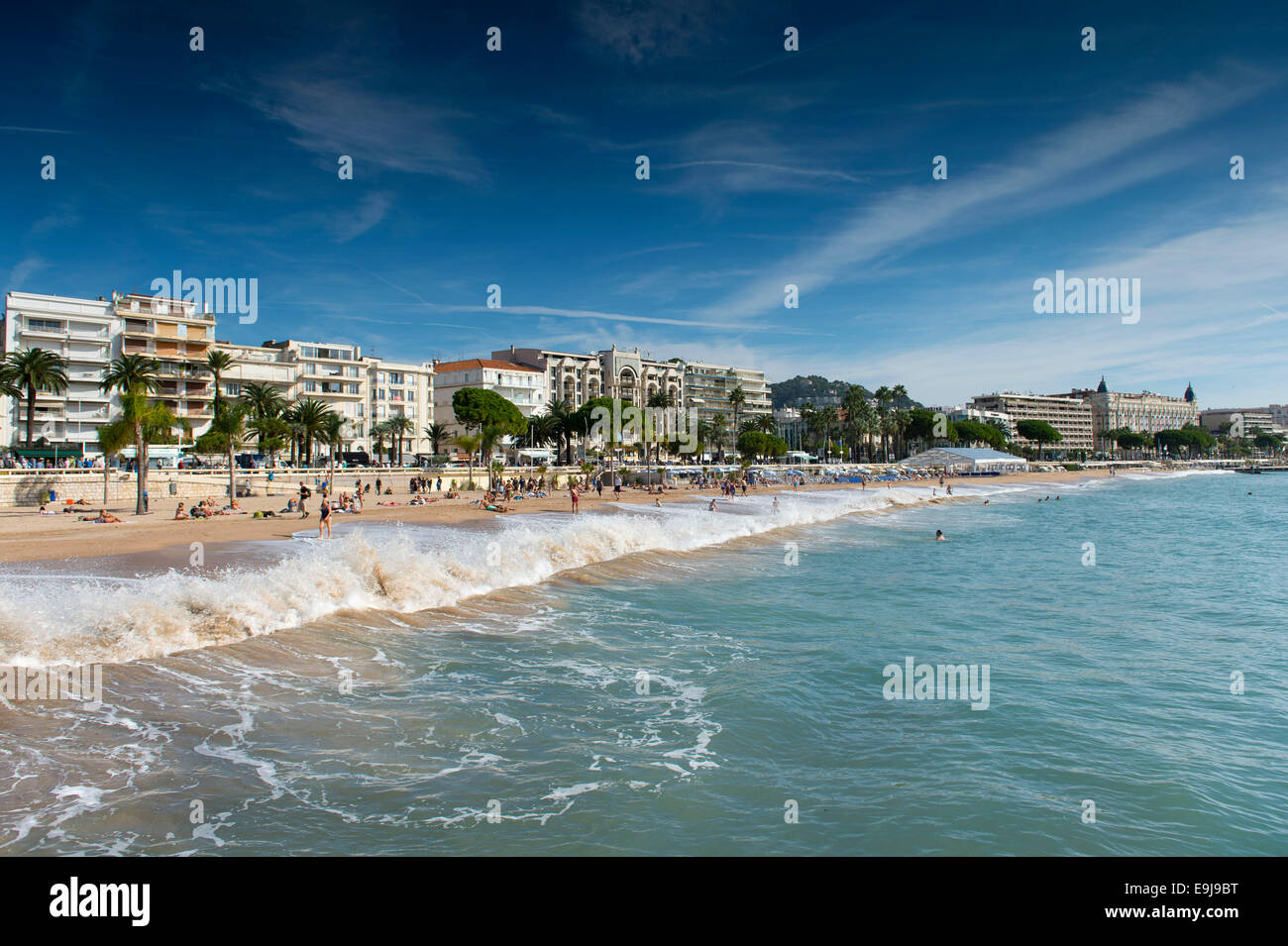 Der Hauptstrand in Cannes, Südfrankreich, von der La Croisette-Straße. Stockfoto