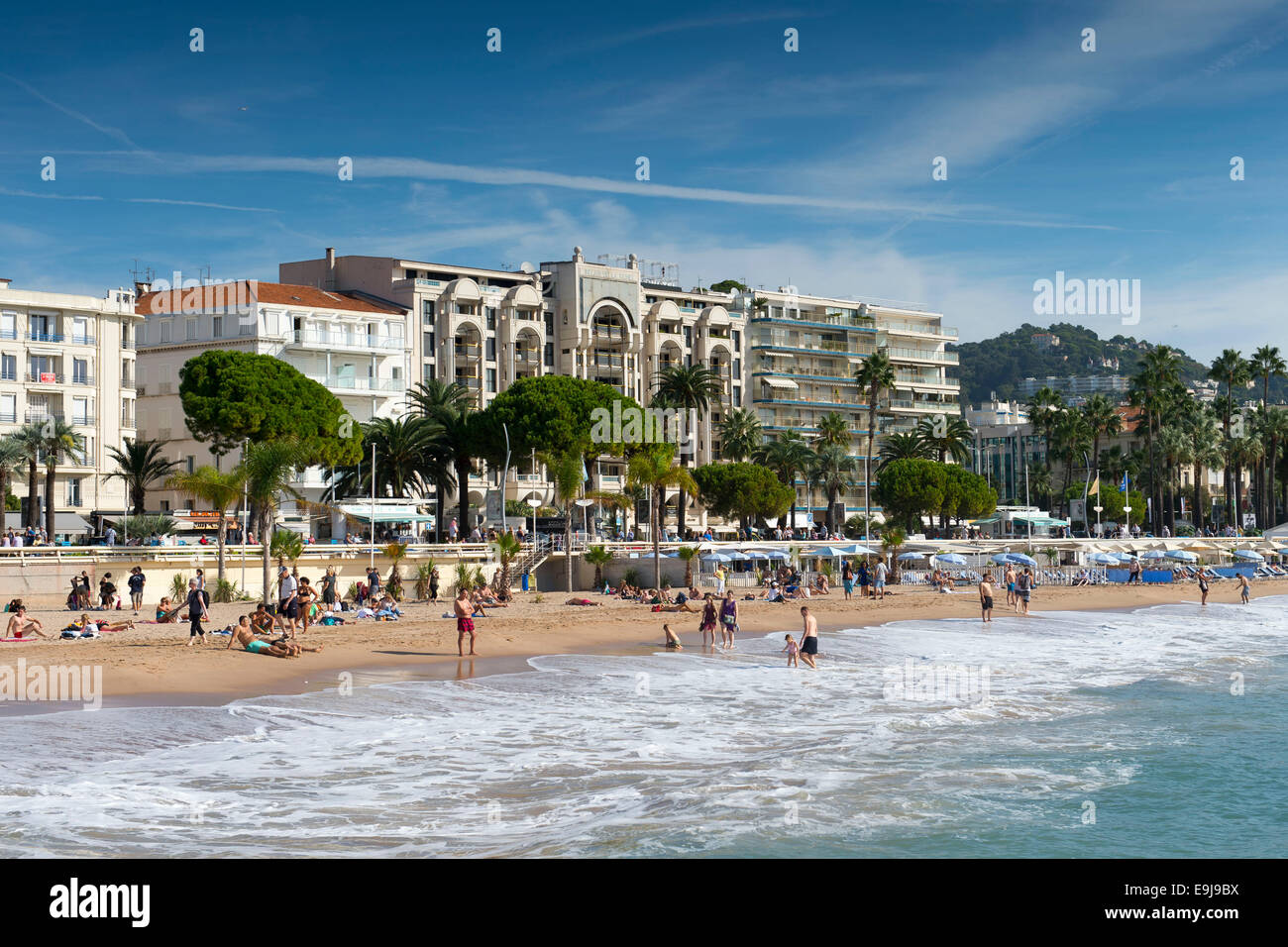 Der Hauptstrand in Cannes, Südfrankreich, von der La Croisette-Straße. Stockfoto