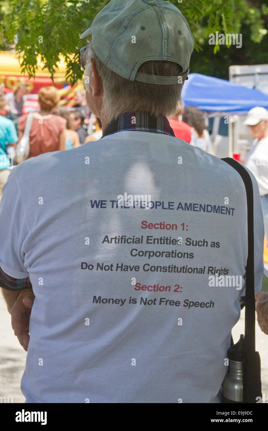 Die Rückseite des GVO-rallye Demonstrant t-shirt, dass Unternehmen nicht Menschen sind und keine verfassungsmäßigen Rechte haben Stockfoto