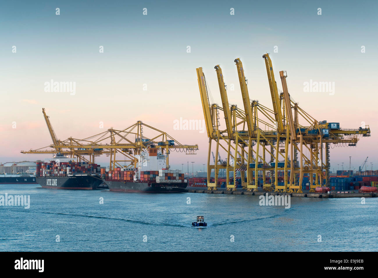 Frachtschiffe angedockt für Import und Export im internationalen Versand Hafen von Barcelona in Barcelona, Spanien. Stockfoto