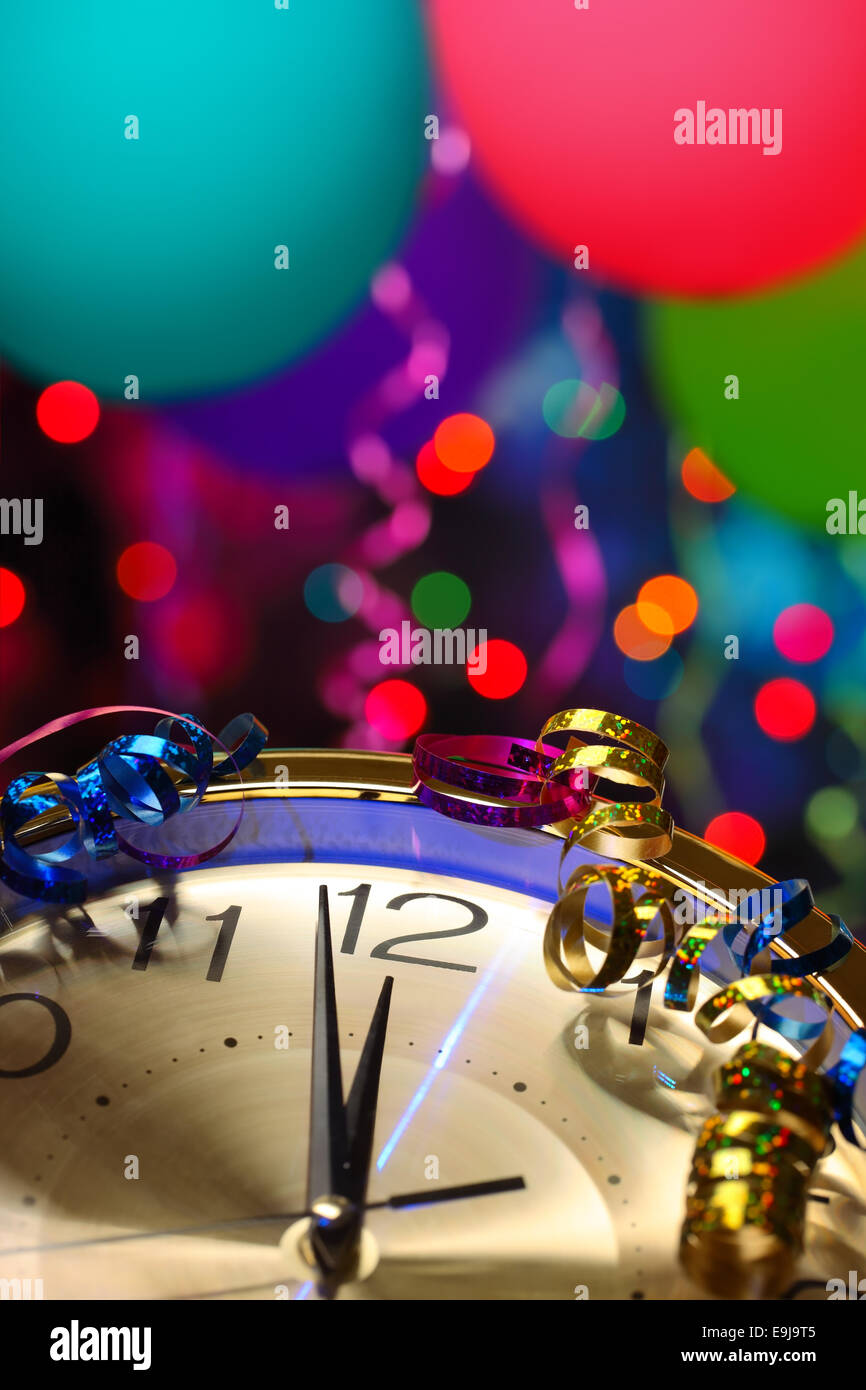 Silvester Party Dekoration mit Luftballons und Uhr kurz vor Mitternacht Stockfoto