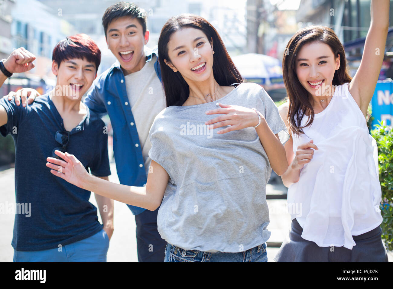 Glückliche junge Freunde, gehen zusammen auf der Straße Stockfoto