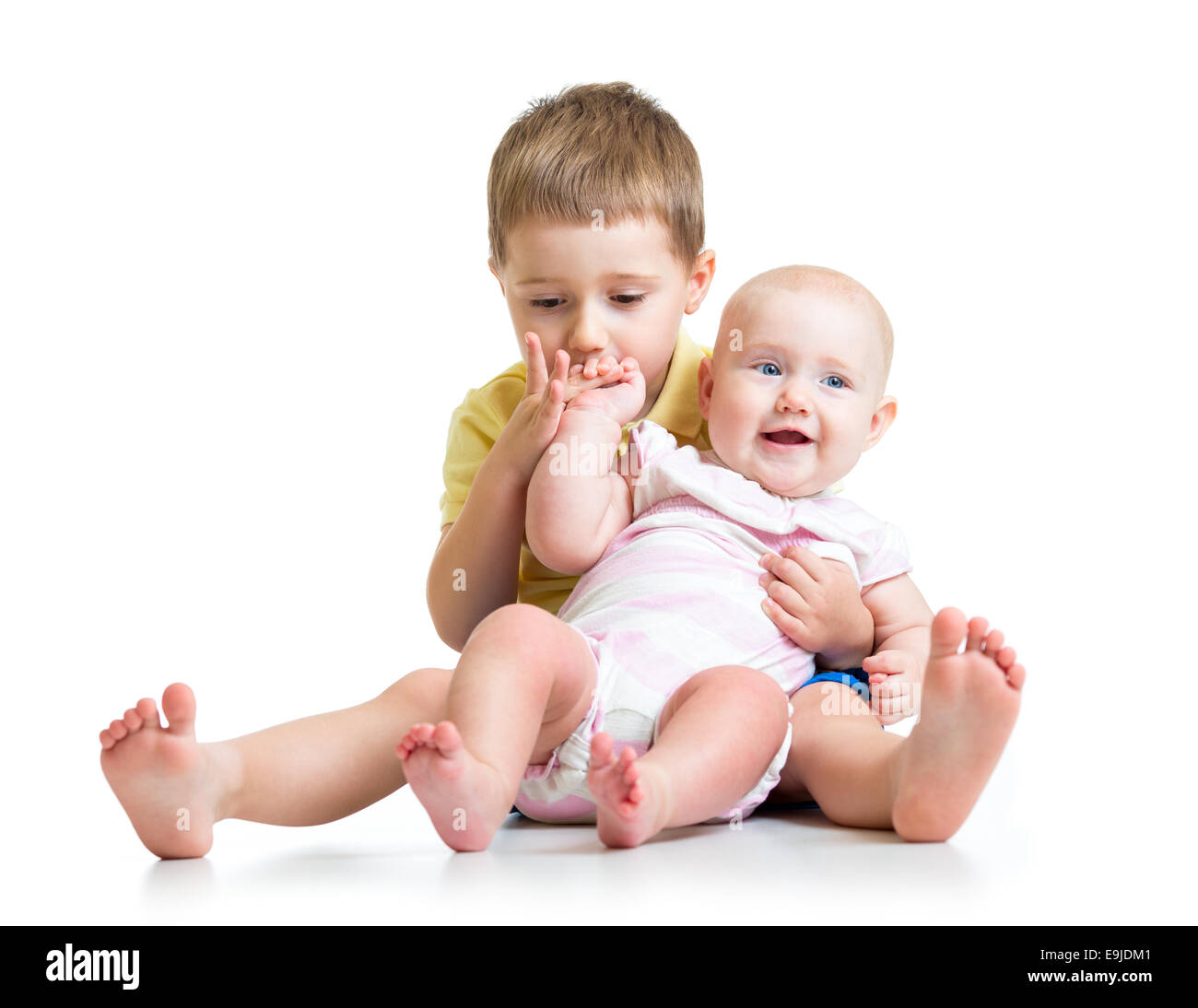 Kind junge und seine Schwester baby Mädchen isoliert auf weiss Stockfoto