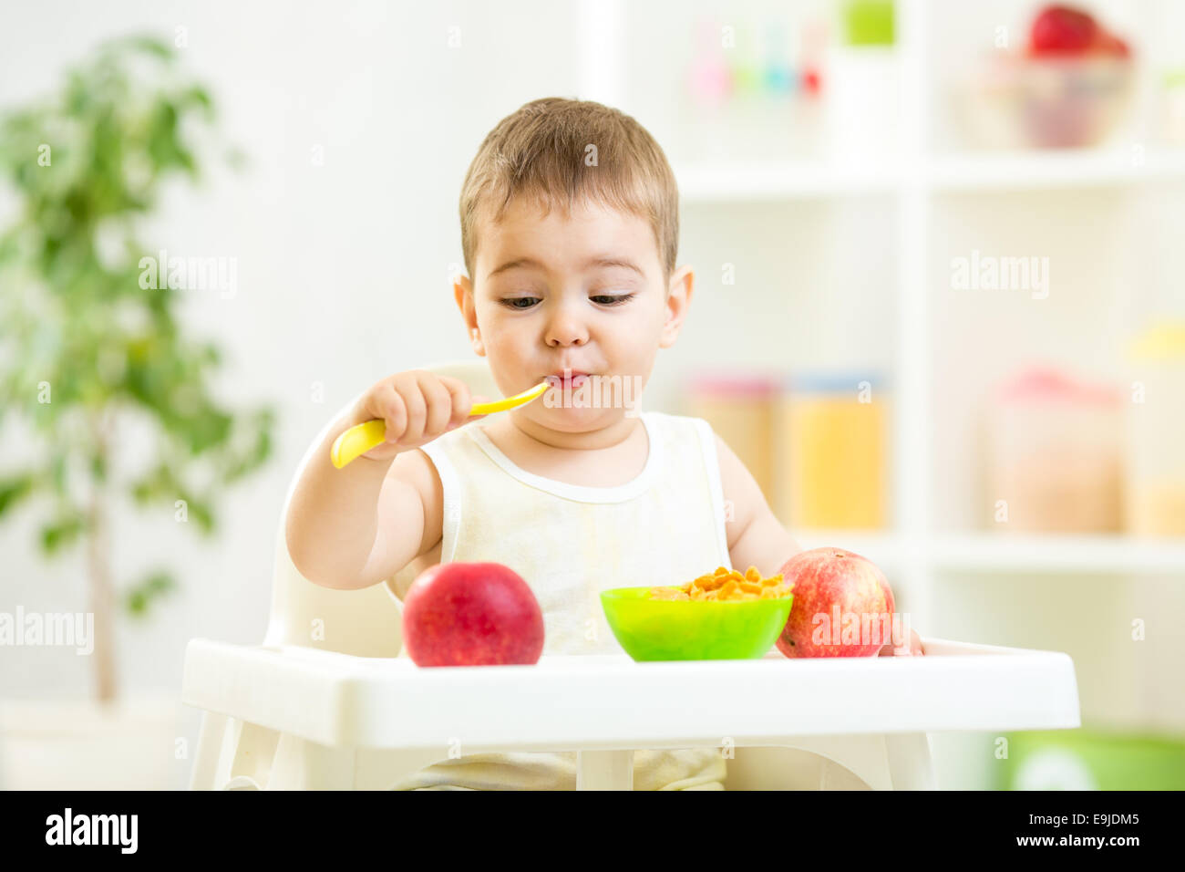 Lustige Kinder gesunde Ernährung indoor Stockfoto