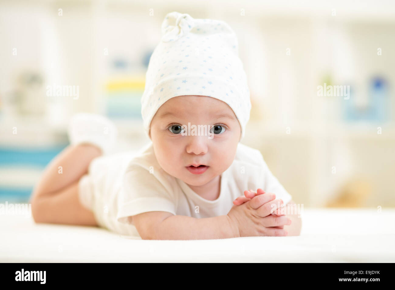 Porträt von lächelnden Baby zu Hause Stockfoto