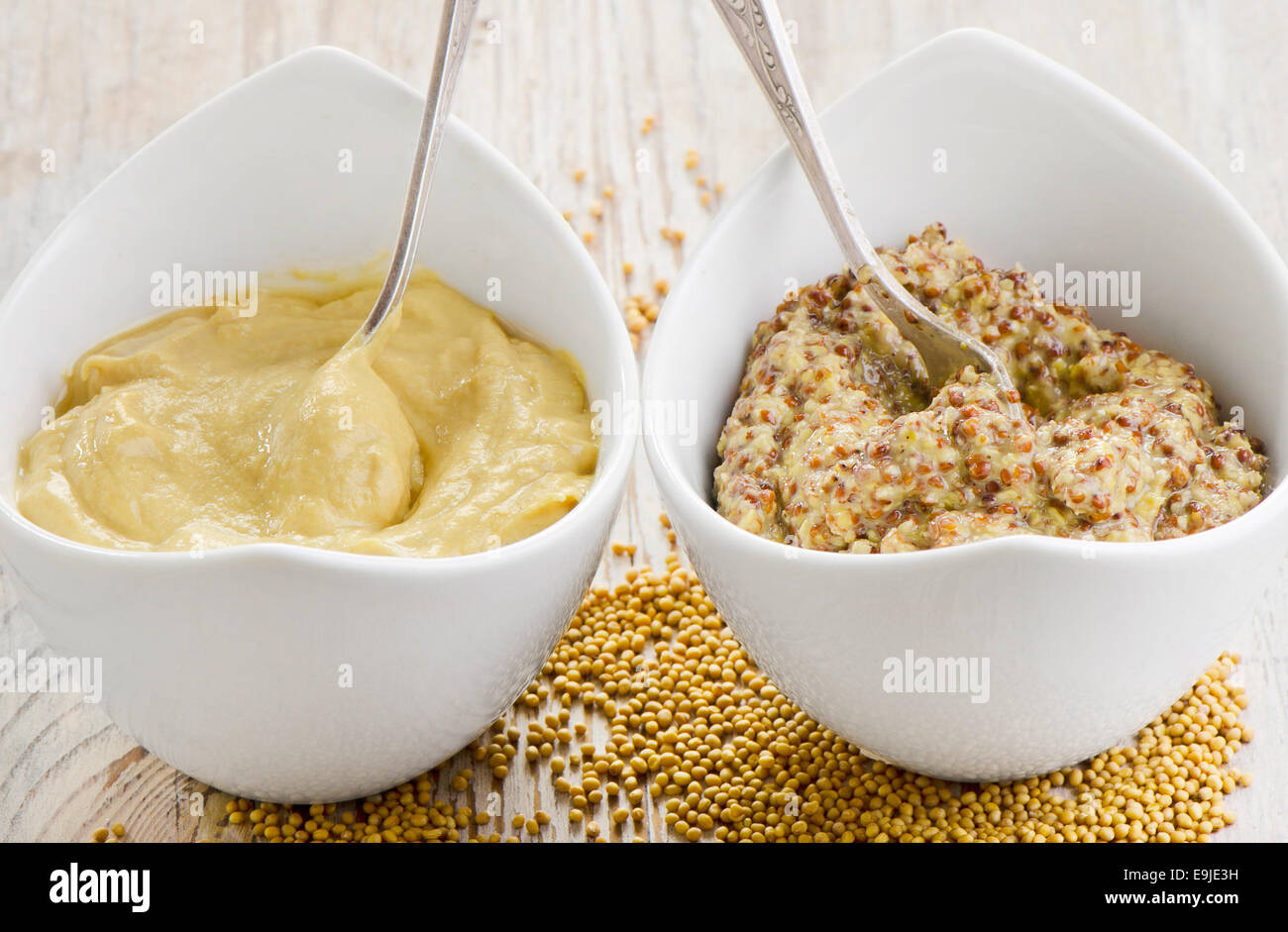 Senfsauce auf Holztisch. Selektiven Fokus Stockfoto