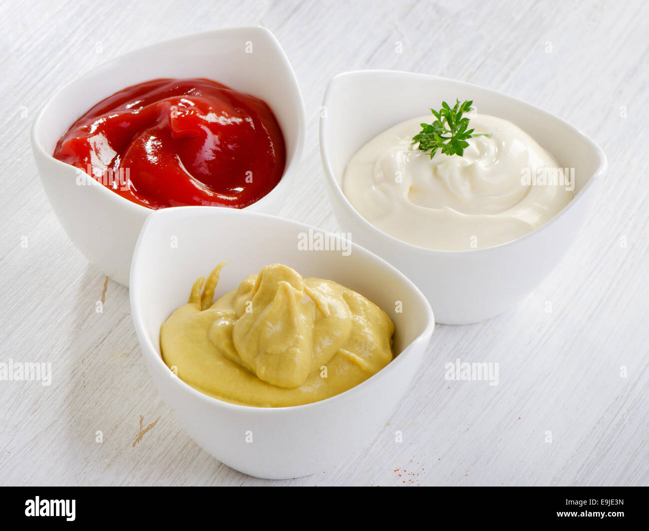 Senf, Ketchup und Mayonnaise auf Holztisch. Selektiven Fokus Stockfoto