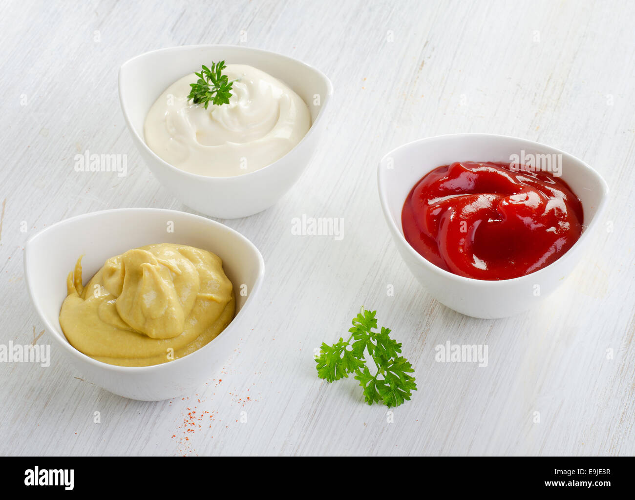 Senf, Ketchup und Mayonnaise auf Holztisch. Selektiven Fokus Stockfoto