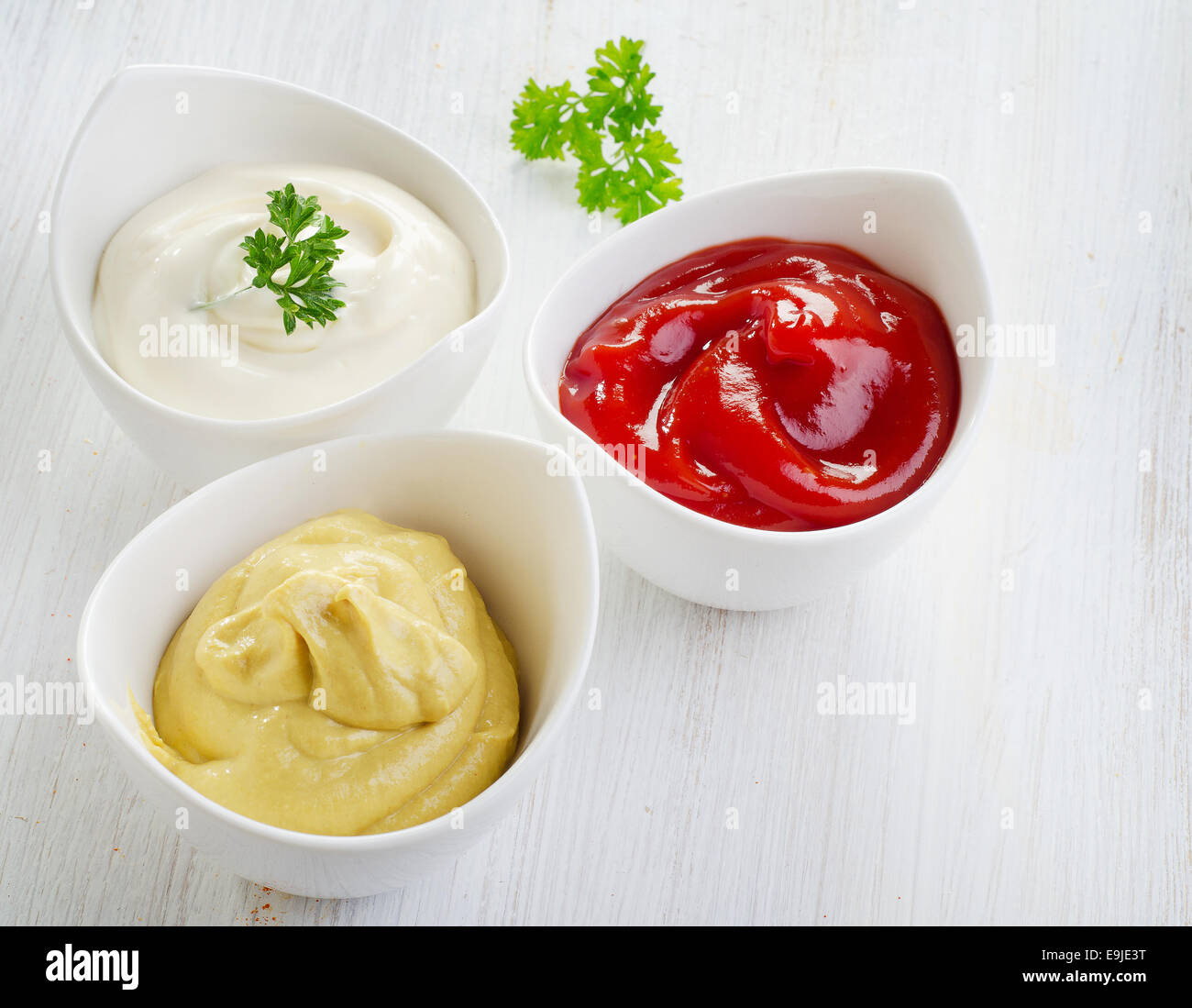 Senf, Ketchup und Mayonnaise auf Holztisch. Selektiven Fokus Stockfoto