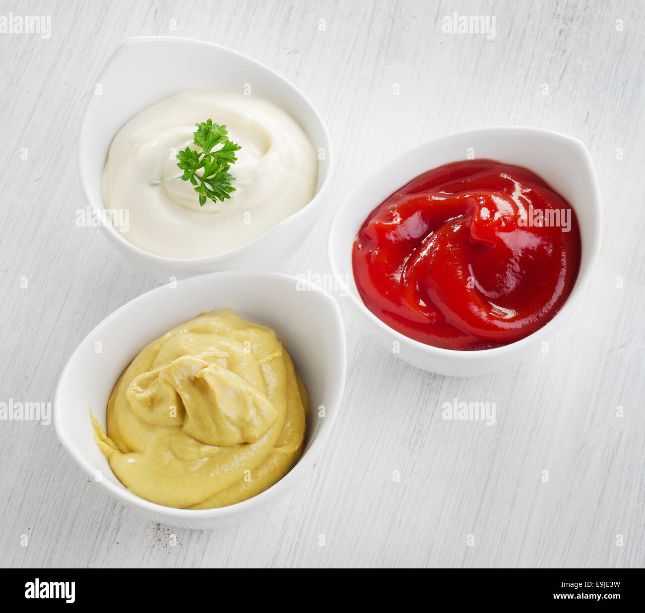 Senf, Ketchup und Mayonnaise auf Holztisch. Selektiven Fokus Stockfoto
