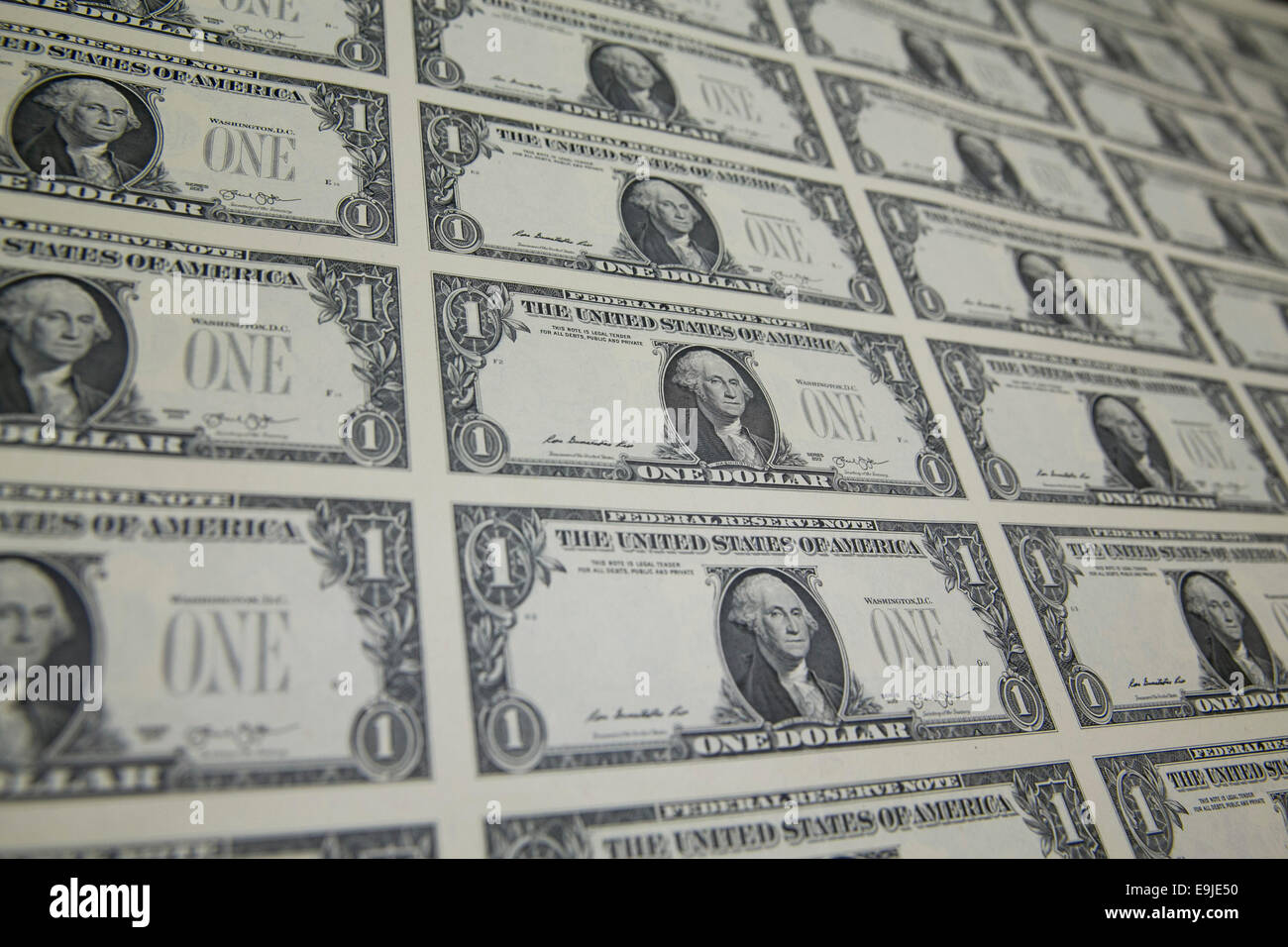 Ungeschnittene Blätter der USA 1 Dollar ($1) Rechnungen während der Produktion an das Bureau of Engraving und Drucken in der Innenstadt von Washin Stockfoto