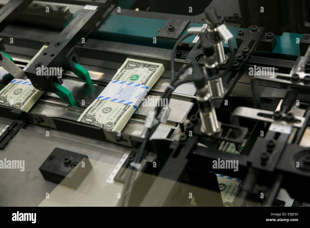 Bündel von USA 1 Dollar ($1) Rechnungen während der Produktion an das Bureau of Engraving und Drucken in der Innenstadt von Washington, Stockfoto
