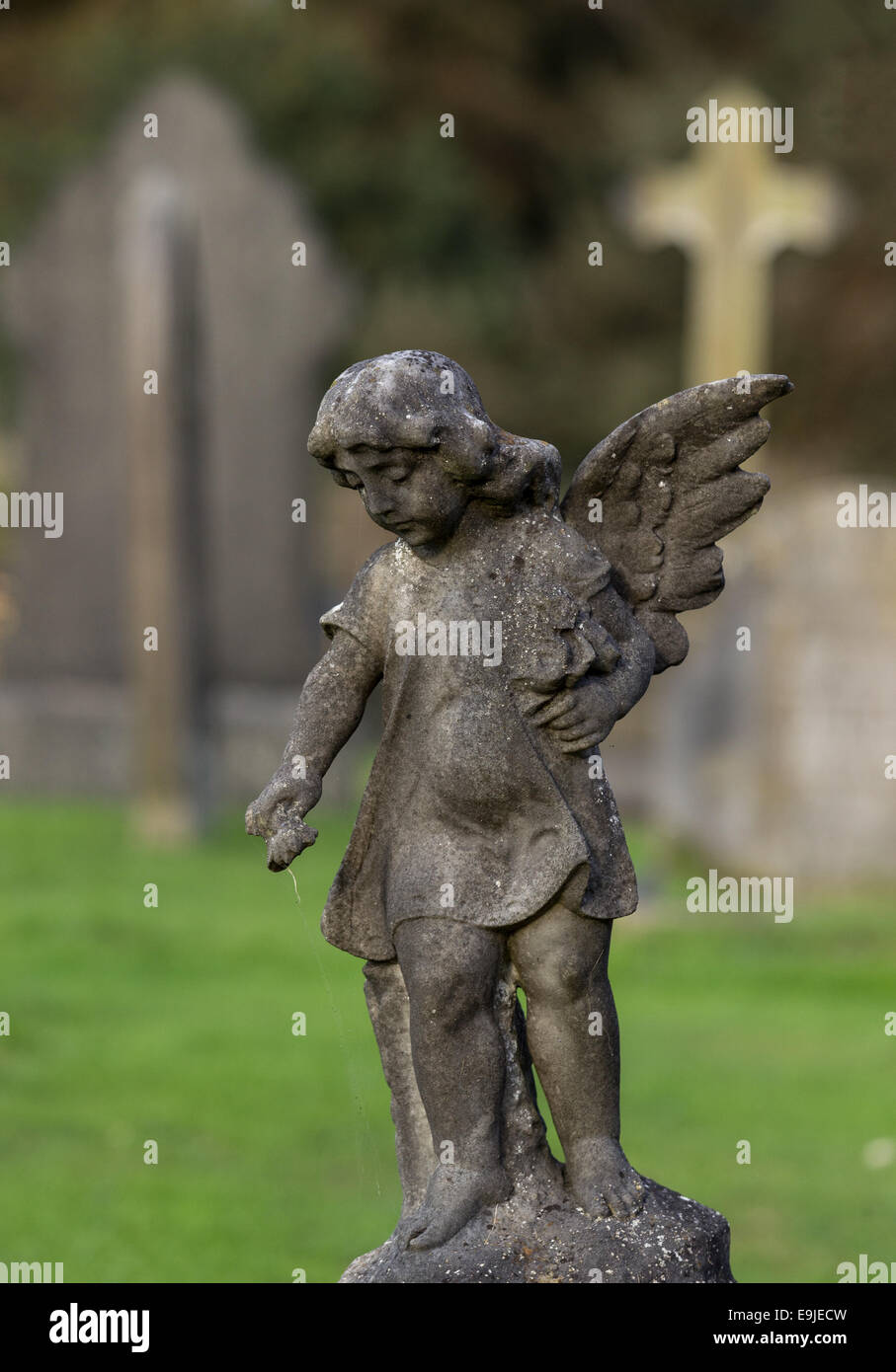 Statue des kleinen Kindes als Engel Stockfoto