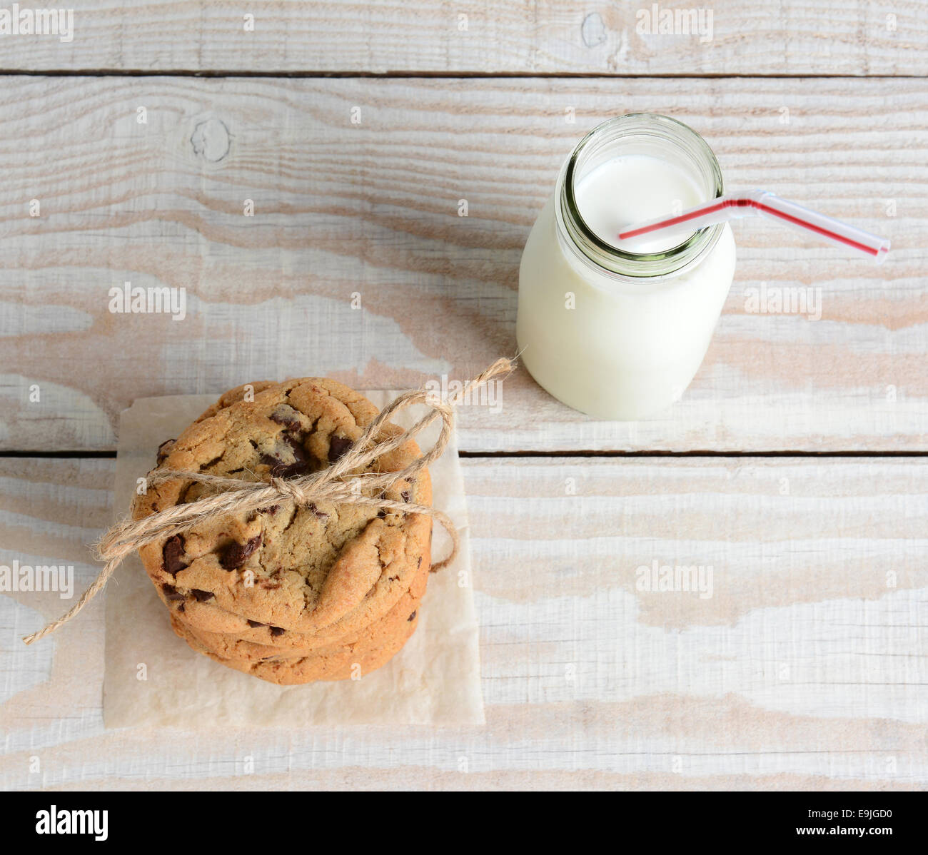 Hohen Winkel Schuss von einem nach der Schule snack von chocolate Chip Cookies und eine altmodische Flasche Milch. Die Cookies sind gebunden Witz Stockfoto