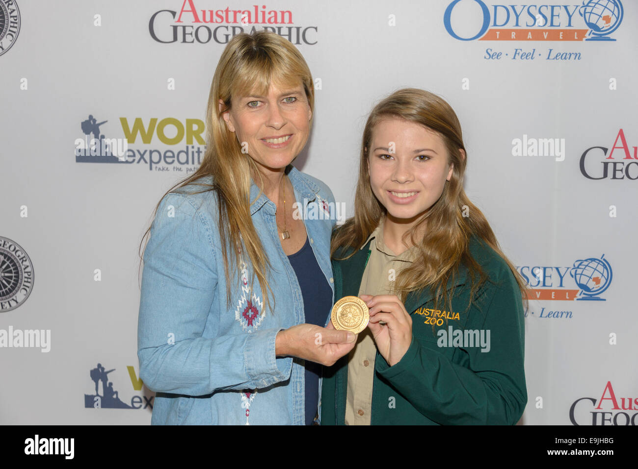 Sydney, Australien. 29. Oktober 2014. Australische geographische Gesellschaft junge Naturschützer des Jahres, Bindi Irwin und ihre Mutter Terri Irwin am 29. Oktober 2014 in Sydney, Australien. Bildnachweis: MediaServicesAP/Alamy Live-Nachrichten Stockfoto