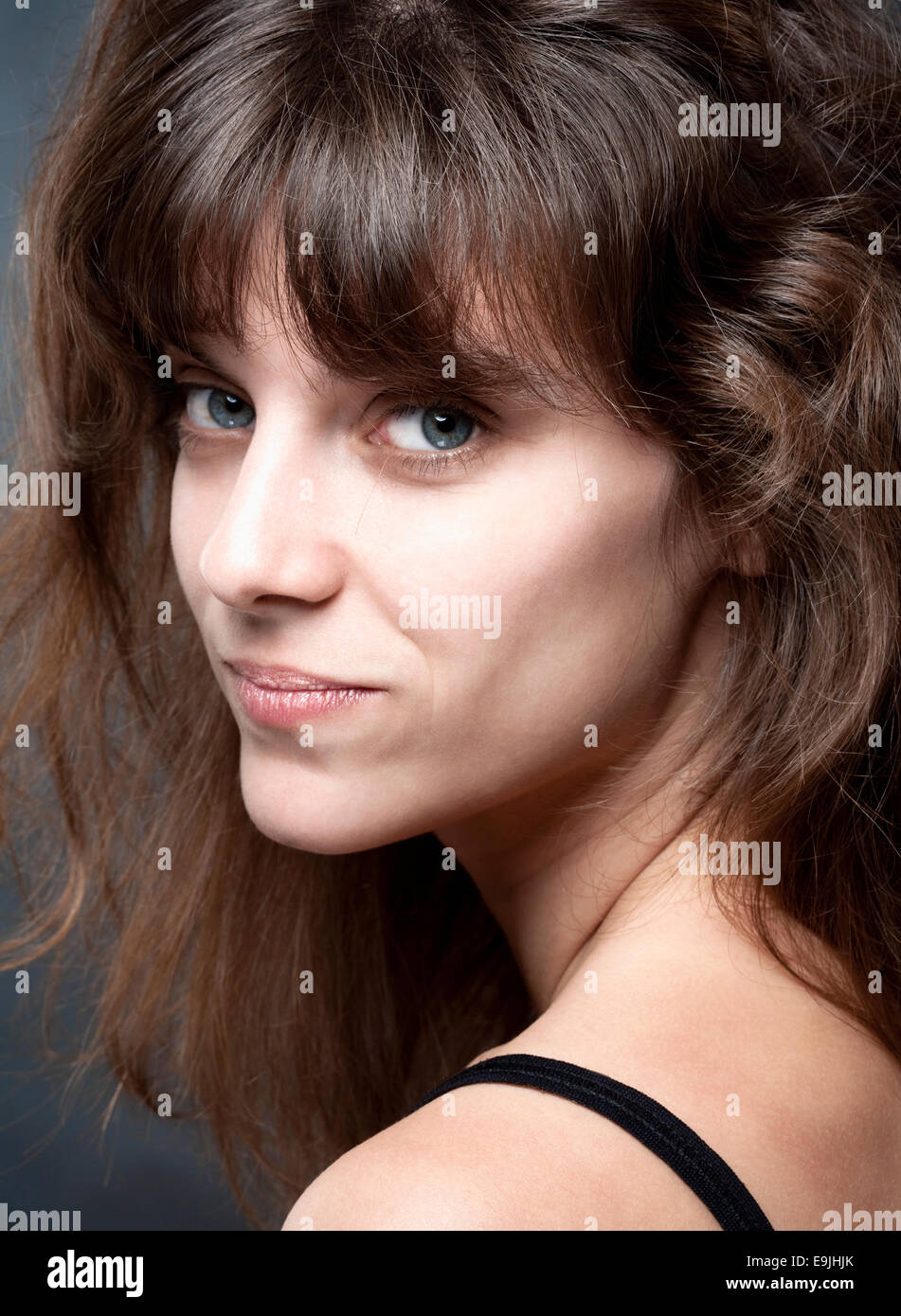 Porträt einer jungen Frau mit braunen Haaren Stockfoto