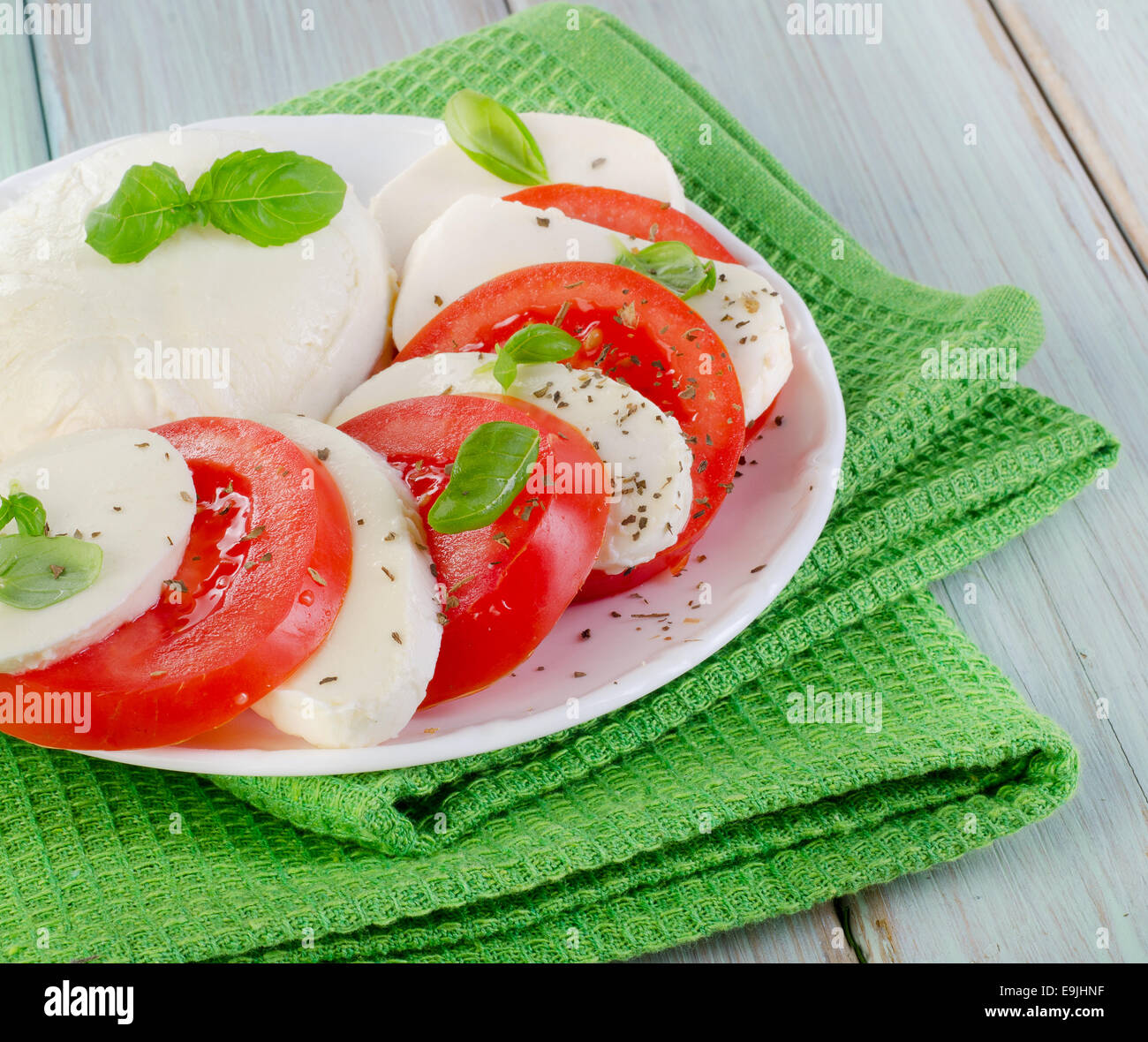 Salat mit Mozzarella, Cherry-Tomaten und Basilikum. selektiven Fokus Stockfoto
