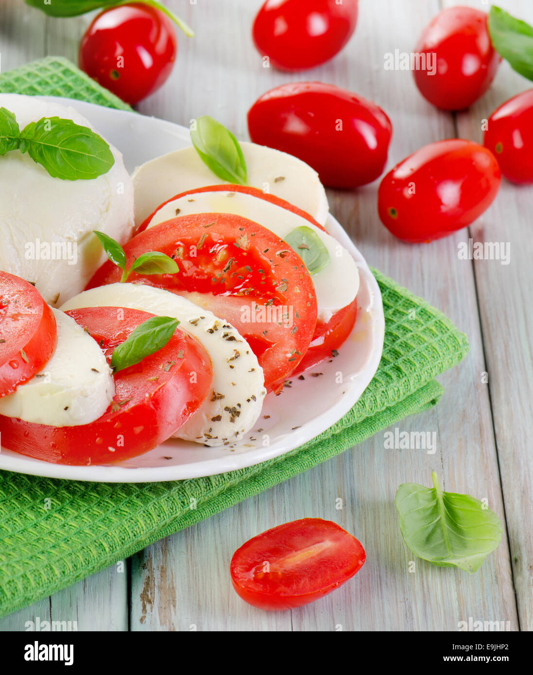 Salat mit Mozzarella, Cherry-Tomaten und Basilikum. selektiven Fokus Stockfoto