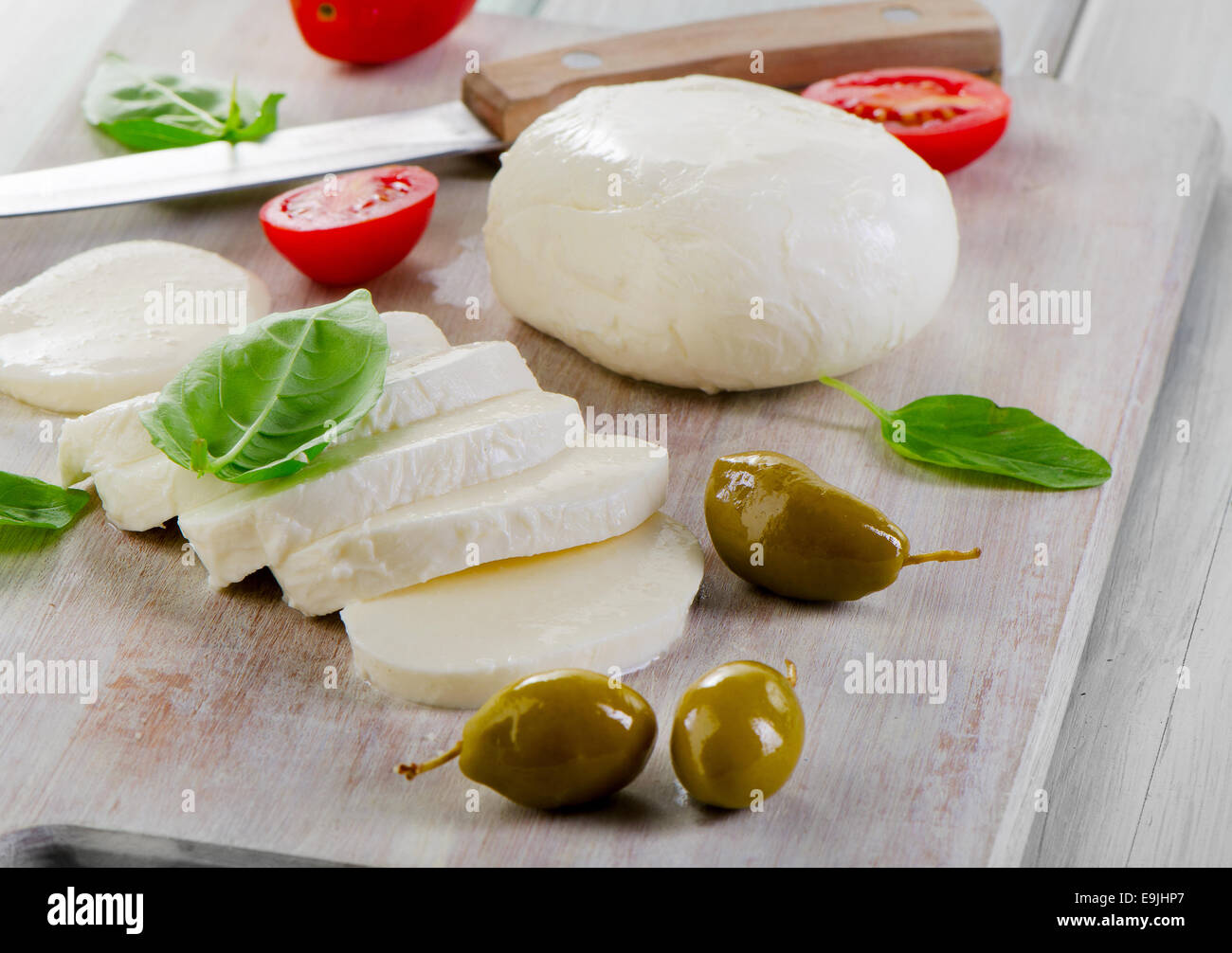 Mozzarella mit Tomaten und Basilikum. selektiven Fokus Stockfoto