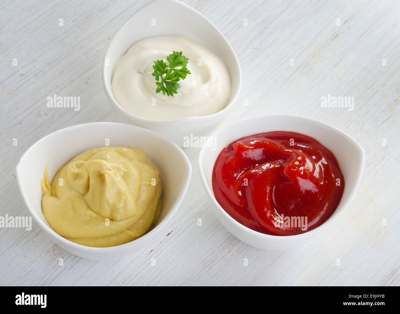 Senf, Ketchup und Mayonnaise auf Holztisch. Selektiven Fokus Stockfoto