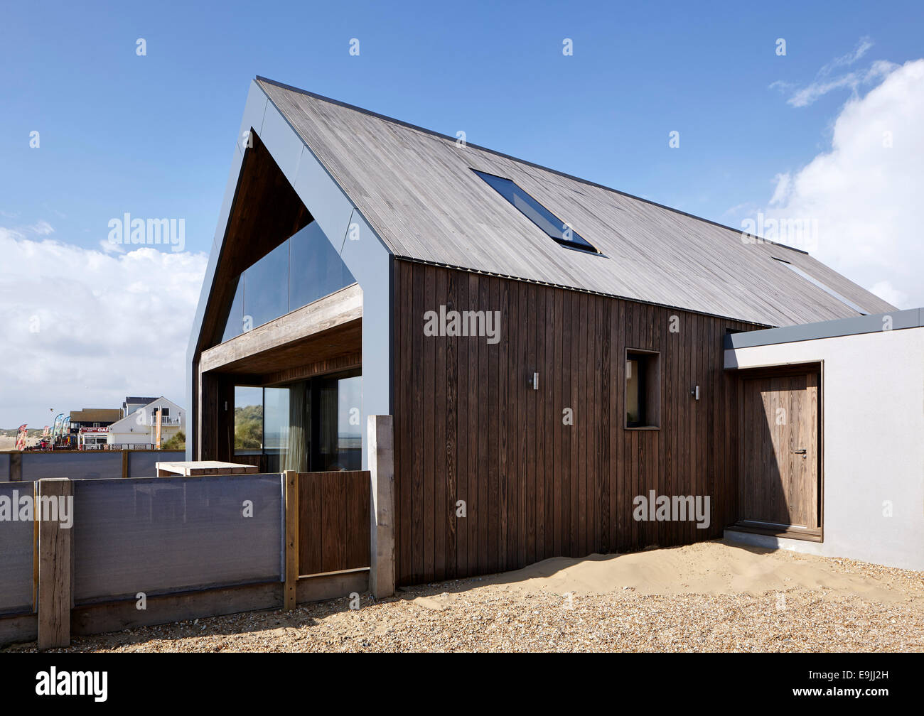 Camber Sands Beach Houses, Rye, Vereinigtes Königreich. Architekt: Walker und Martin, 2014. Blick auf Holz verkleidete Fassade und Eingang. Stockfoto