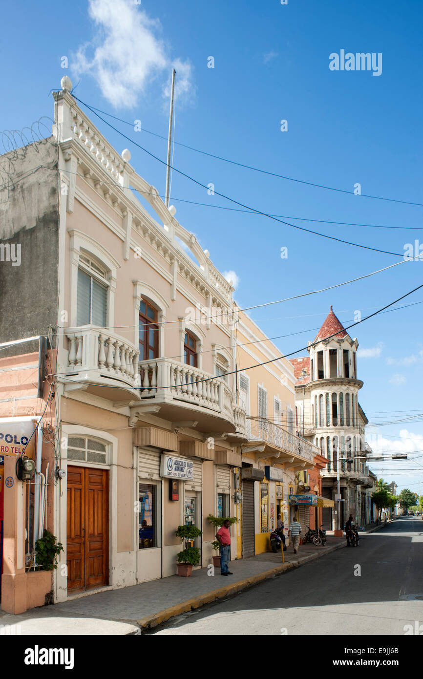 Dominikanische Republik, Osten, San Pedro de Macoris, Blick Durch sterben Calle Duarte, eine der Kreuzung Das Edificio Morey. Das vikt Stockfoto