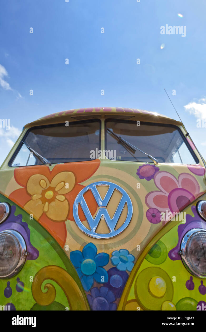 Vorderansicht des Jahrgangs Volkswagen Hippie Bus bemalt mit bunten Blumen Stockfoto