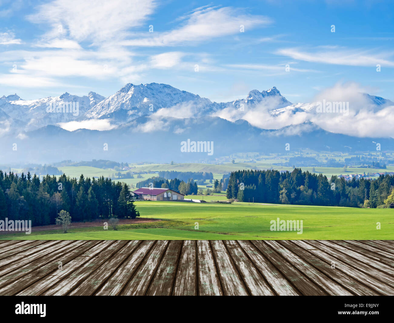 Landschaft im Allgäu Bayern mit Bergen, Wiesen und Holzboden Stockfoto
