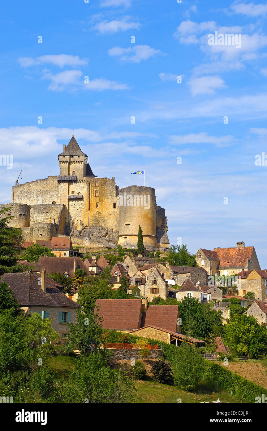 Stadtbild mit Castelnaud Burg, Château de Castelnaud, Castelnaud-la-Chapelle, Département Dordogne, Aquitaine, Frankreich Stockfoto