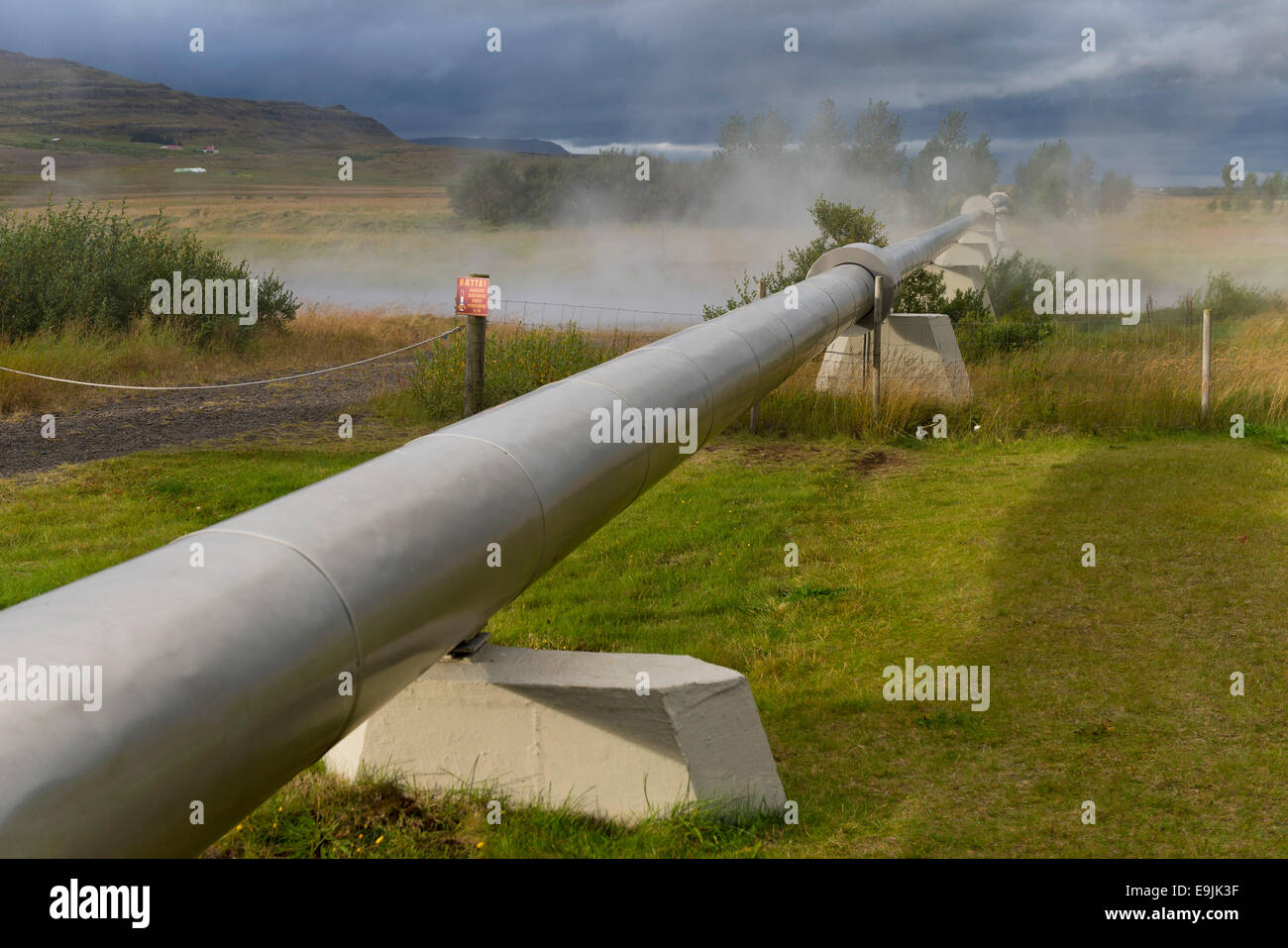 Pipeline mit kochendem Wasser für die Versorgung von Akranes und Borgarnes, Deildartunguhver, höchste-Flow heißen Quellen Islands mit Stockfoto