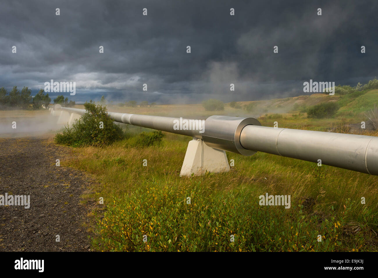 Pipeline mit kochendem Wasser für die Versorgung von Akranes und Borgarnes, Deildartunguhver, höchste-Flow heißen Quellen Islands mit Stockfoto