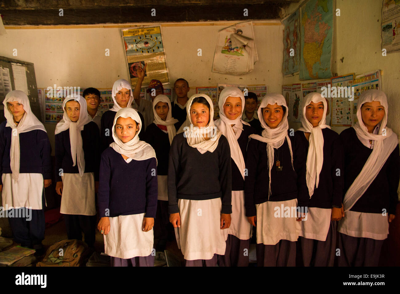 Mädchen an einer Mittelschule, Nubra Valley, in der Nähe von Turtuk, Ladakh, Jammu und Kaschmir, Indien Stockfoto