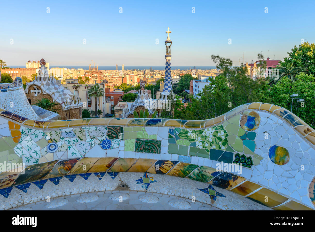 Die erstaunlich lebendige Farben und gewundenen Formen des spanischen Architekten Gaudis berühmten Parc Güell in Barcelona, Spanien Stockfoto