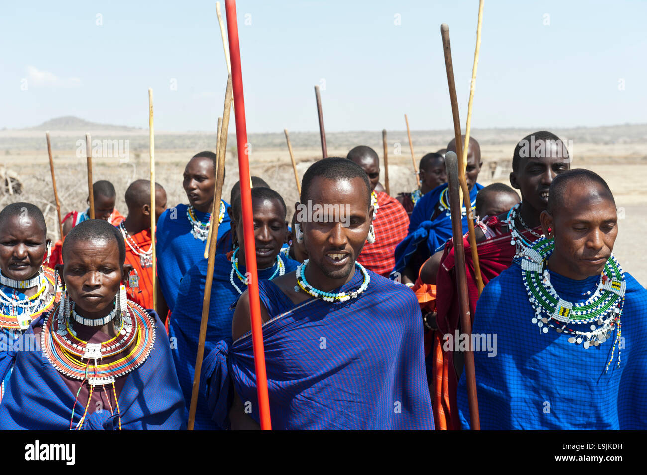 Massai, Gruppe von Männern und Frauen, Ngorongoro Conservation Area, Kiloki, Tansania Stockfoto