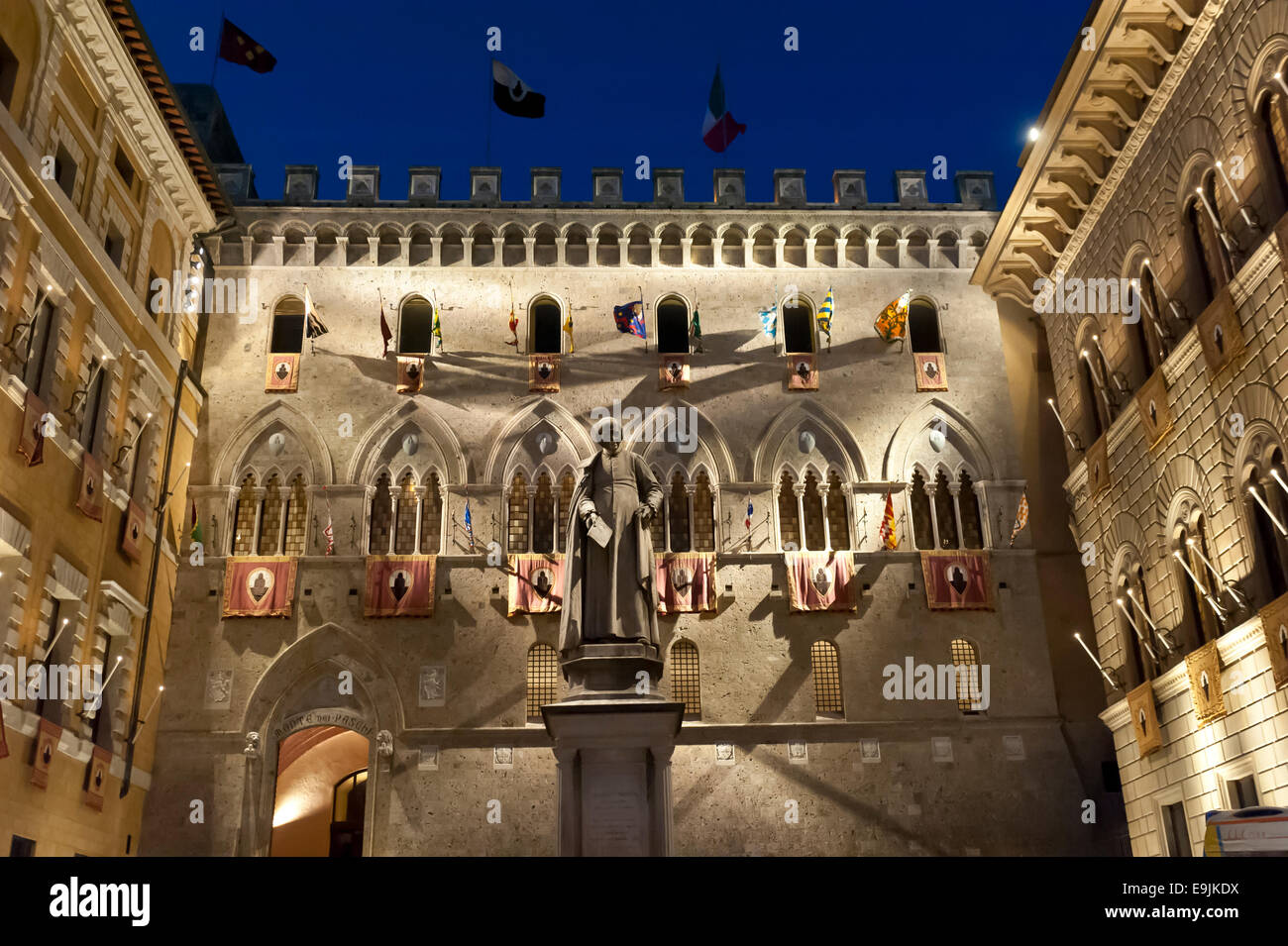 Palazzo Salimbeni, Sitz der Bank Banca Monte dei Paschi di Siena, bei Nacht, historischen Zentrum, Siena, Toskana, Italien Stockfoto