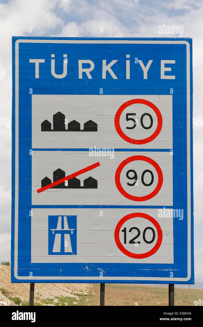 Tempolimit Schild an der türkischen Grenze, Doğubeyazıt, Ost-Anatolien-Region, Provinz Anatolien, Türkei Stockfoto