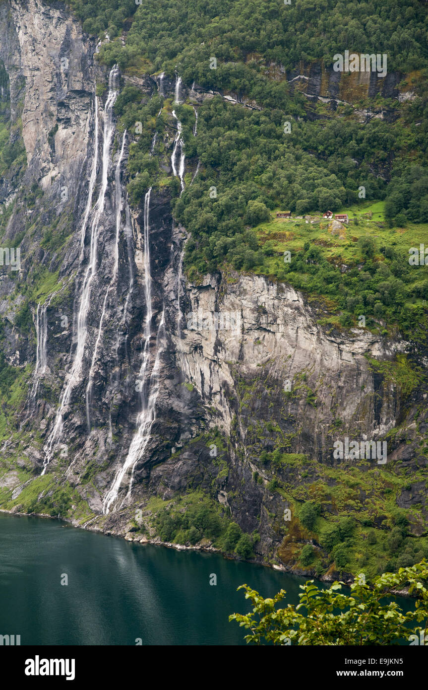 Knivsflå Hof sitzen etwa 250 Meter über dem Fjord neben dem Seven Sisters Wasserfall im Geiranger Fjord Norwegen. Stockfoto