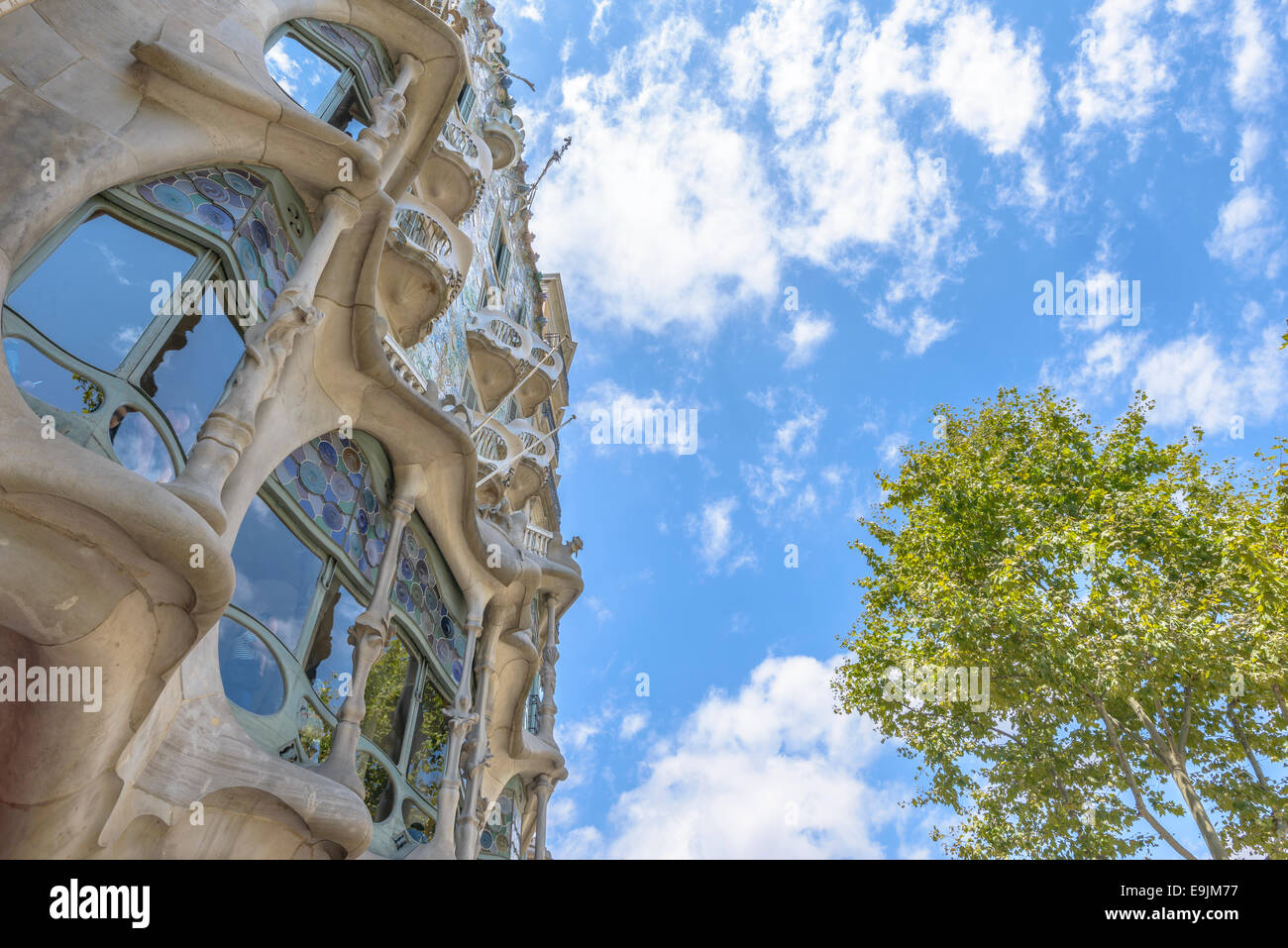 Barcelona - 16 Juli: Die Fassade des Hauses Casa Battlo entworfen von Antoni Gaudi am 12. Juli 2014 Barcelona, Spanien Stockfoto