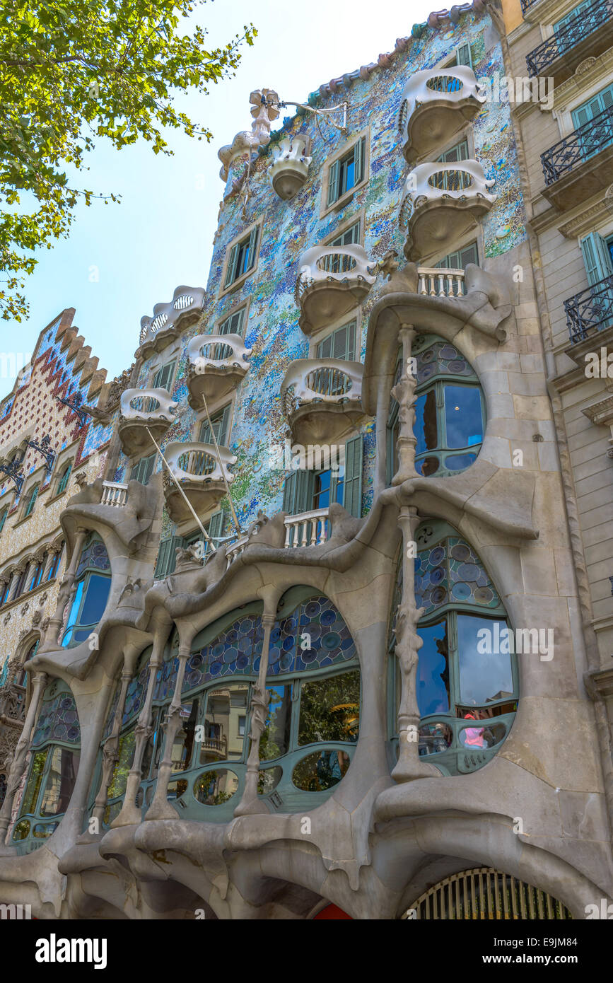 Barcelona - 16 Juli: Die Fassade des Hauses Casa Battlo entworfen von Antoni Gaudi am 12. Juli 2014 Barcelona, Spanien Stockfoto