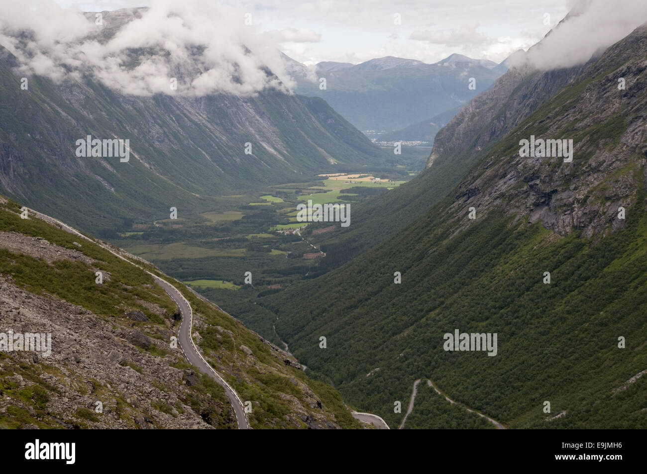 Blick über Isterdalen Tal und die berühmte Straße Trollstigen, Norwegen Stockfoto