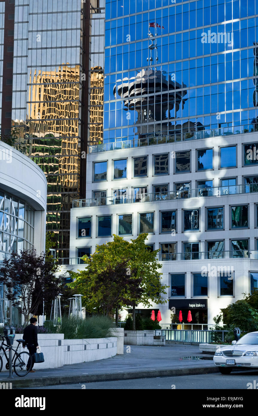 Der Turm der Harbour Centre spiegelt sich in den modernen Gebäuden Vancouvers Hafengebiet. Stockfoto
