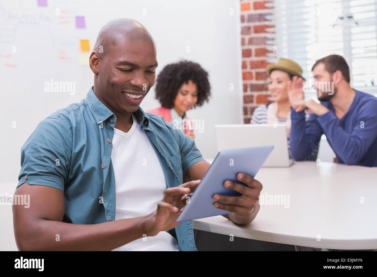 Mann mit digital-Tablette in Business-meeting Stockfoto