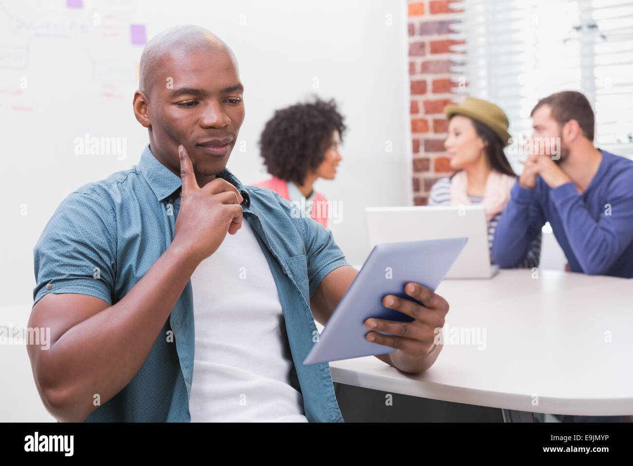 Mann mit digital-Tablette in Business-meeting Stockfoto